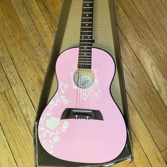 Acoustic Guitar - Picture 1 of 5